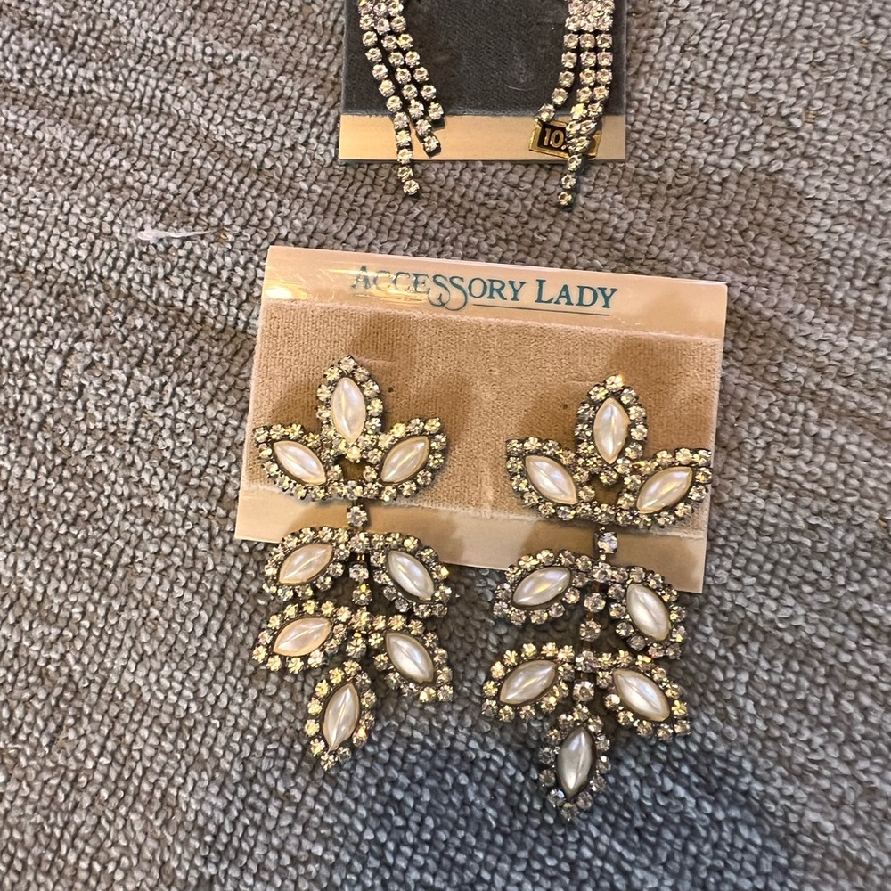 Pair of earrings! Blingy and peals